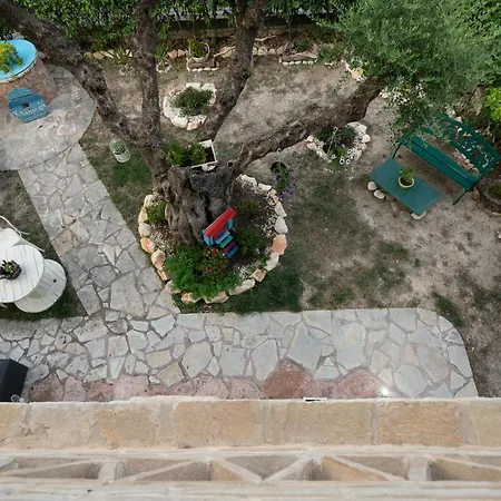 Elizabeth Villa *